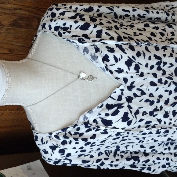 CATHERINE'S BLACK AND WHITE POET'S TYPE PRINT BLOUSE SZ 14 / 16 - Picture 2 of 10